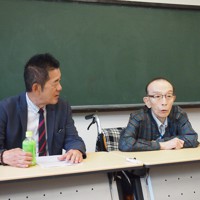 記者会見する桂歌丸さん（右）と三遊亭円楽さん＝2017年6月27日、濱田元子撮影