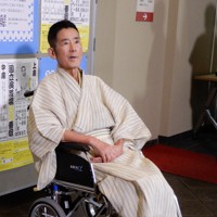 国立演芸場での高座を務めた後、報道陣の取材に応じる三遊亭円楽さん＝東京都千代田区で2022年8月11日、広瀬登撮影