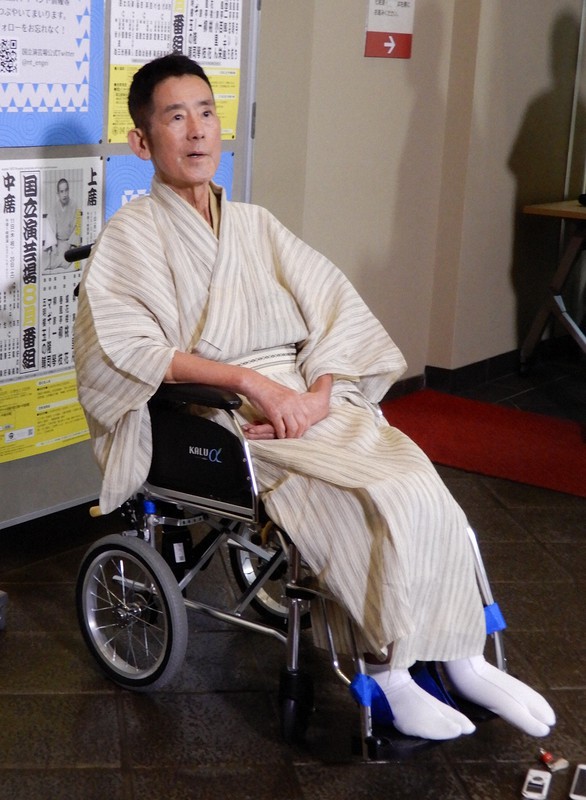 国立演芸場での高座を務めた後、報道陣の取材に応じる三遊亭円楽さん＝東京都千代田区で2022年8月11日、広瀬登撮影