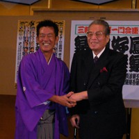 六代目三遊亭円楽襲名が決まった三遊亭楽太郎（左）と師匠の五代目円楽＝東京・浅草ビューホテルで2008年08月17日、油井雅和撮影