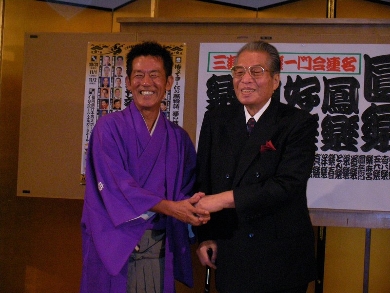 六代目三遊亭円楽襲名が決まった三遊亭楽太郎（左）と師匠の五代目円楽＝東京・浅草ビューホテルで2008年08月17日、油井雅和撮影