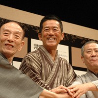 落語まつりをPRする（左から）桂歌丸さん、三遊亭円楽さん、桂ざこばさん＝福岡市で2011年7月、米本浩二撮影
