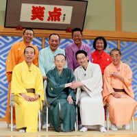 人気演芸番組「笑点」の大喜利のメンバーとして親しまれた三遊亭円楽さん（後列左から3人目）。桂歌丸さん（前列左から2人目）が最後の出演を終えた際は、春風亭昇太さん（同3人目）らと記念写真に納まった＝東京都千代田区の日本テレビ麴町スタジオで2016年5月22日午後7時58分、森田剛史撮影