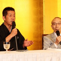 襲名披露会見で涙をこらえて語る六代目三遊亭円楽さん（左）と桂歌丸さん＝東京・帝国ホテルで2010年3月2日午後、藤原亜希撮影