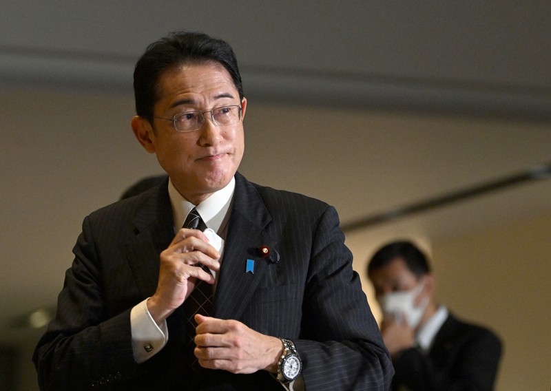 記者団の質問に答え、首相官邸を出る岸田文雄首相=東京都千代田区で2022年9月29日、竹内幹撮影