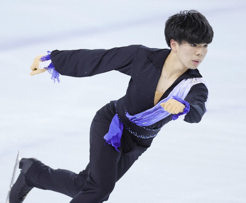 男子SPで演技する佐藤駿=西東京市のダイドードリンコアイスアリーナで2022年9月30日、吉田航太撮影