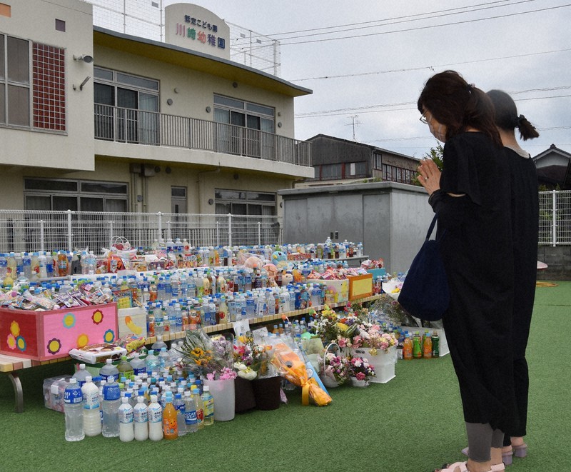 川崎幼稚園の園庭に設置された献花台。事件発生から2週間近くがたっても、手を合わせる人の姿は絶えない=静岡県牧之原市静波で2022年9月15日午後0時56分、深野麟之介撮影