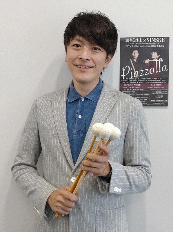 マレットを手に演奏会をPRするマリンバ奏者のSINSKEさん=名古屋市中村区の毎日新聞中部本社で