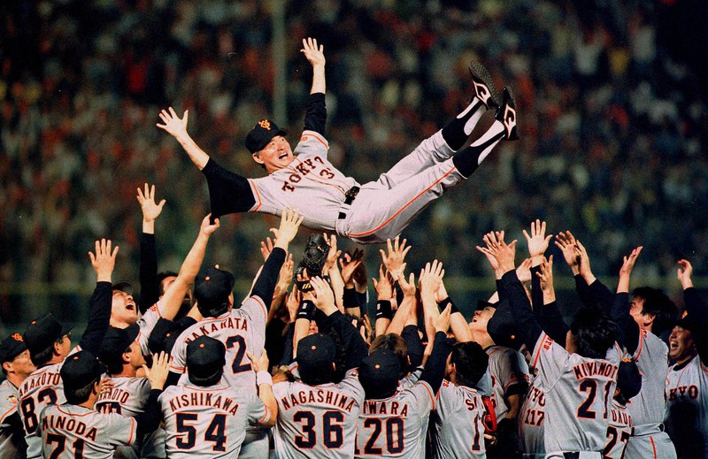 2000年9月24日、劇的優勝の長嶋監督の胴上げ写真特大パネル。縦53×横42㎝ 2000年9月24日、劇的優勝の長嶋監督の胴上げ写真特大パネル。縦