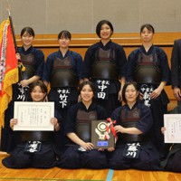 2大会ぶりの女子優勝を果たした中京大の選手たち＝名古屋市の枇杷島スポーツセンターで2022年10月2日、黒尾透撮影