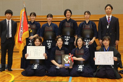 2大会ぶりの女子優勝を果たした中京大の選手たち＝名古屋市の枇杷島スポーツセンターで2022年10月2日、黒尾透撮影
