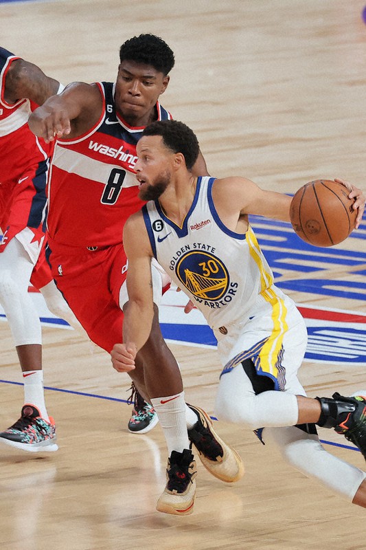 バスケットボール NBA 王者カリー、17得点 成長続ける34歳、日本の観客