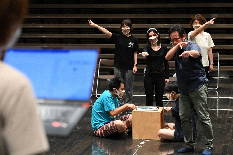 手話裁判劇「テロ」の稽古(けいこ)に臨む出演者ら=神戸市兵庫区で、大西岳彦撮影