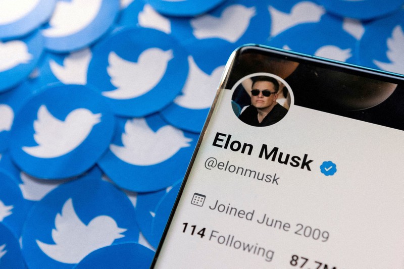 イーロン・マスク氏のツイッターアカウントが表示されたスマートフォンの画面=2022年4月、ロイター