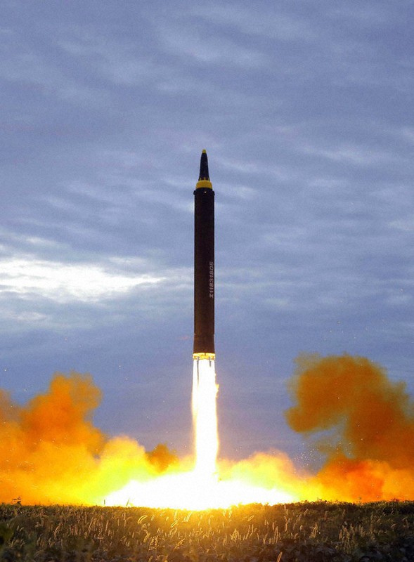 2017年8月29日、平壌で行われた北朝鮮の中距離弾道ミサイル「火星12」の発射訓練=朝鮮中央通信・朝鮮通信