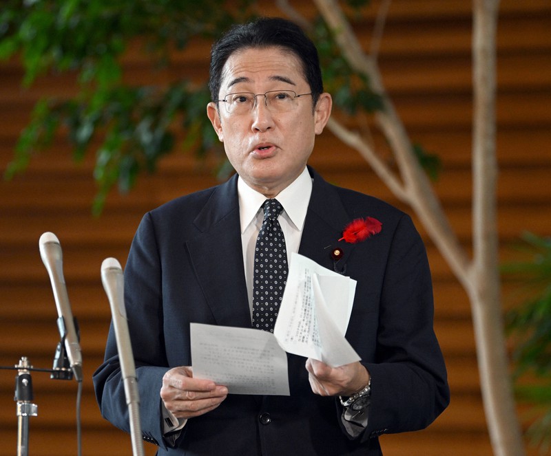 北朝鮮のミサイル発射を受け、記者団の取材に応じる岸田文雄首相=首相官邸で2022年10月4日午前8時23分、竹内幹撮影