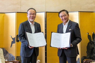 覚書締結式での黒岩祐治・神奈川県知事（右）と畑山浩昭学長