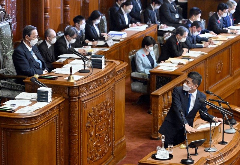 衆院本会議で細田博之衆院議長(奥左)に問いかける立憲民主党の泉健太代表(手前右)=国会内で2022年10月5日午後1時19分、竹内幹撮影