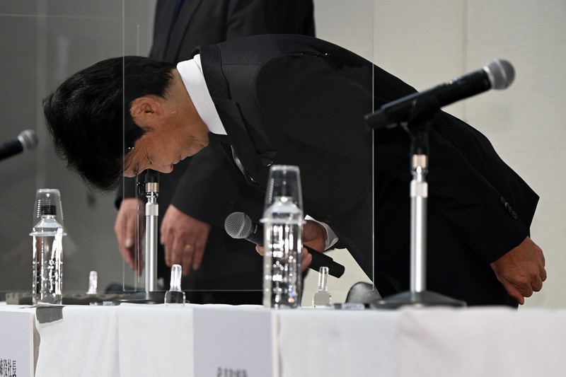 東京オリンピック・パラリンピックを巡る汚職事件で会長ら社員3人が贈賄罪で起訴され、記者会見で頭を下げるKADOKAWAの夏野剛社長=東京都中央区で2022年10月5日午後5時3分、北山夏帆撮影