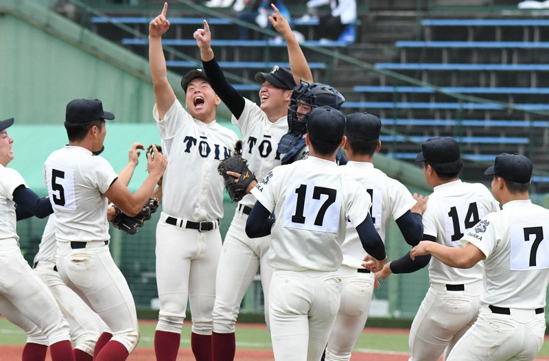 優勝し、マウンドで歓喜の輪を作る大阪桐蔭の選手=宇都宮市清原工業団地の宇都宮清原球場で2022年10月5日午前11時58分、玉井滉大撮影