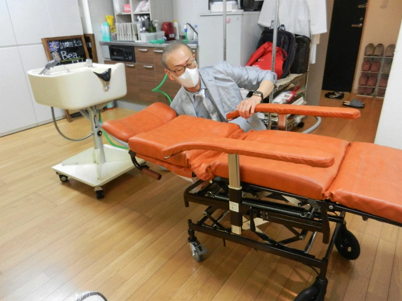 年を重ね 体が不自由でも爽やかに 訪問理美容に最新機器続々 毎日新聞