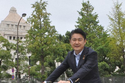 国会議事堂前から自転車で自民党本部に向かう山下貴司衆院議員＝東京都千代田区永田町で2022年9月22日、高本耕太撮影