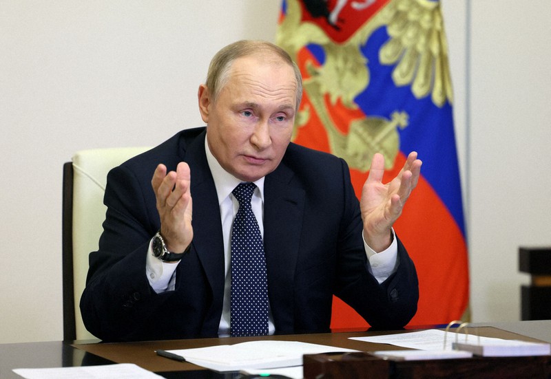 ビデオ会議に出席するロシアのプーチン大統領=2022年10月5日、スプートニク・ロイター