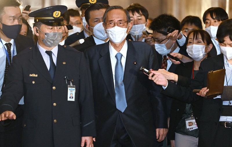 衆院本会議を終え、記者団に囲まれながら国会を出る細田博之衆院議長(中央)=国会内で2022年10月6日午後4時48分、竹内幹撮影
