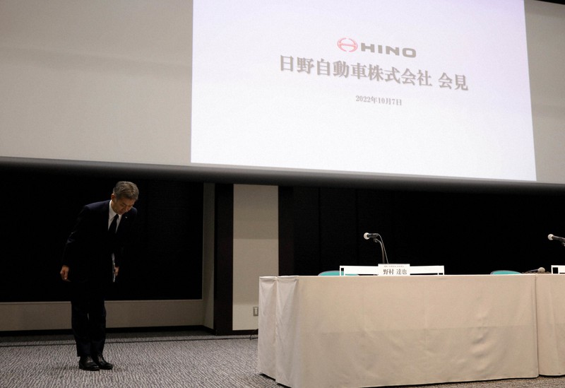 試験データの改ざん問題を受け、一礼して記者会見場に入る日野自動車の小木曽聡社長(左)=東京都千代田区で2022年10月7日午後7時31分、宮武祐希撮影