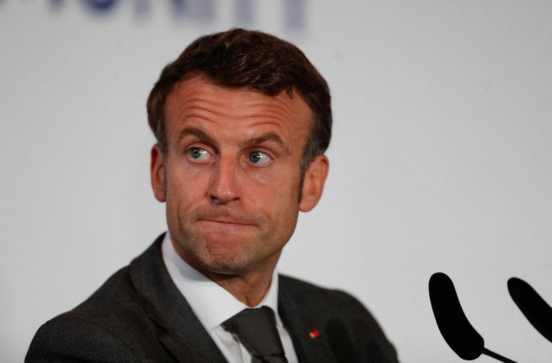 初開催された欧州政治共同体の会場で記者会見するフランスのマクロン大統領=チェコの首都プラハで2022年10月6日、ロイター