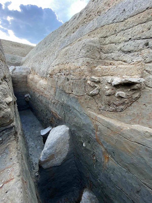 由義寺の遺構(地層の上部)の下層から見つかった、弓削寺とみられる遺構(地層の下部)=大阪府八尾市提供