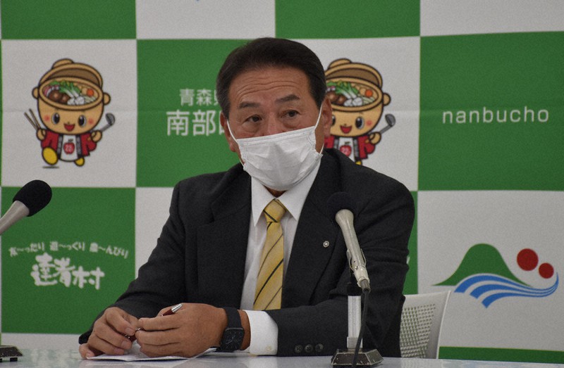 記者会見で受け入れたウクライナ避難民について説明する南部町の工藤祐直町長=青森県南部町の南部町役場で2022年10月7日、江沢雄志撮影