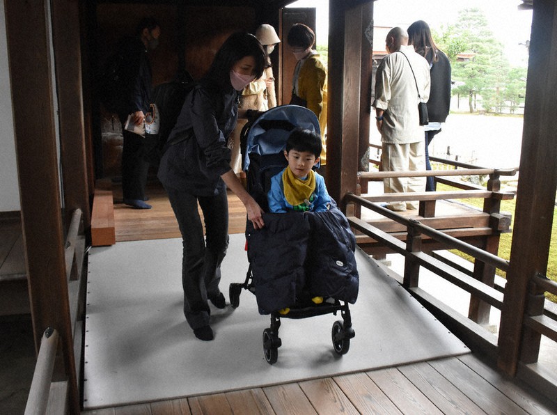 バリアフリーで拝観 家族ら招きイベント 仁和寺 京都 毎日新聞 バリアフリーで拝観 家族ら招きイベント 仁和寺 京都 毎日新聞