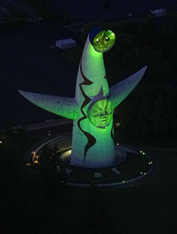 大阪モデル、コロナ警戒3カ月ぶり解除 太陽の塔が「緑信号」に | 毎日新聞