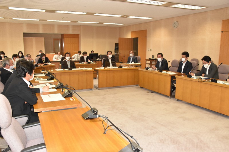 小林貴虎三重県議のツイート問題を巡って開かれた代表者会議=津市の県議会で2022年10月12日午前10時37分、朝比奈由佳撮影
