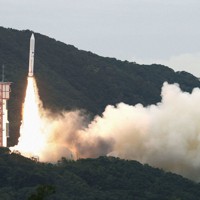 イプシロンロケット6号機＝鹿児島県の内之浦宇宙空間観測所で2022年10月12日、ロイター