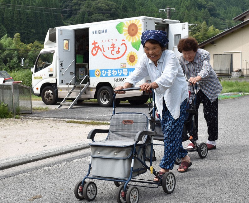 移動販売スーパー「あいきょう」に買い物に訪れた女性たち=鳥取県日野町上菅で、2022年8月29日午後1時27分、中尾卓英撮影