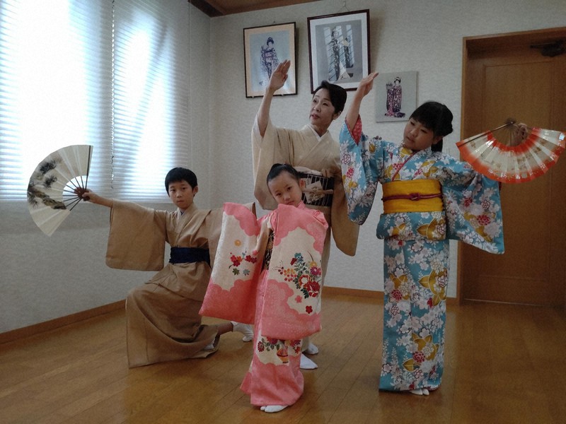 伝統を幾代にも 日本舞踊 いくよの会 発足 3世代で初公演 毎日新聞 伝統を幾代にも 日本舞踊 いくよの会 発足 3世代で初公演 毎日新聞