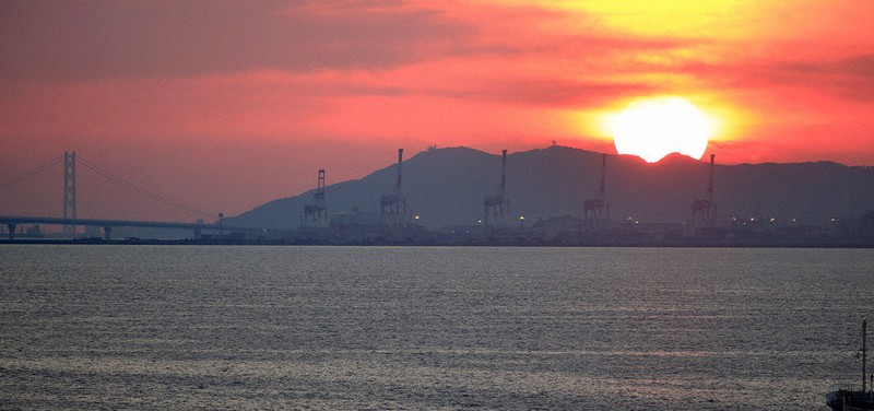 ｖｉｅｗ 秋の夕日 大阪市内 お気に入りスポット探して 幾千幾万年変わらぬ営み 場所により違う顔 大阪 毎日新聞