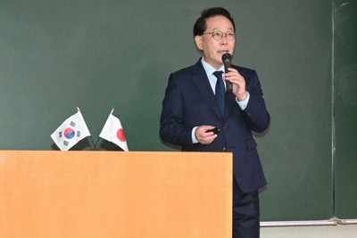講義する梁総領事