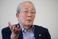 インタビューに答える稲盛和夫氏＝京都市伏見区の京セラ本社で2013年8月21日、中村琢磨撮影