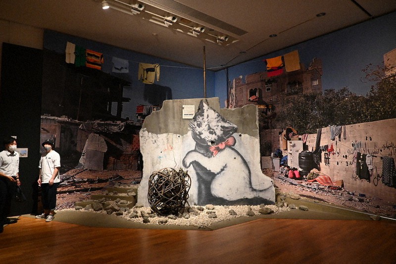 イスラエルの軍事攻撃で廃虚と化したガザ地区に残された壁画の再現展示=富山県高岡市中川1の市美術館で、青山郁子撮影