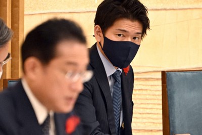 政府与党連絡会議で発言する岸田文雄首相（手前）を見る長男の岸田翔太郎首相秘書官＝首相官邸で2022年10月4日午後0時5分、竹内幹撮影