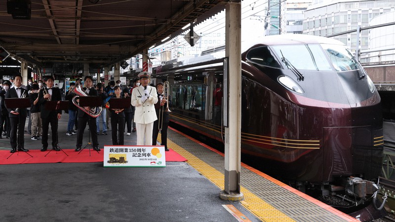 鉄道開業150年 記念列車 新橋駅を発車 [写真特集1/7] | 毎日新聞