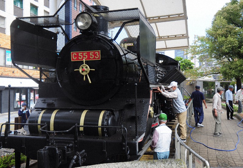 次の半世紀も市民に愛されて 鉄道の日、元職員らSL磨く 大分市・若草