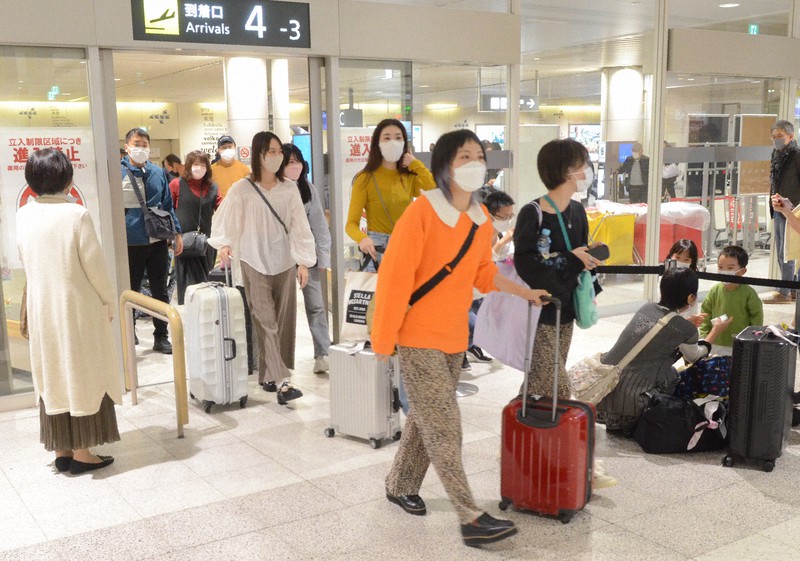 本州からの旅行者で混雑する新千歳空港=北海道千歳市内で2022年10月15日午後1時18分、平山公崇撮影
