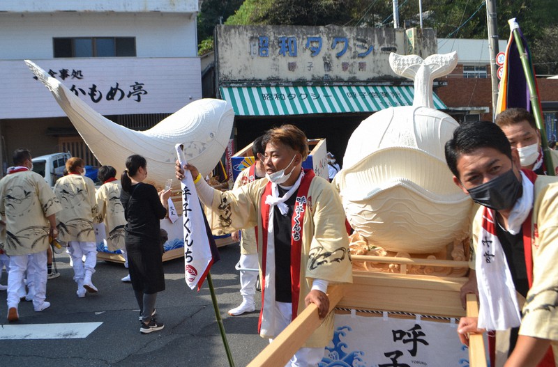 秋空に親子鯨、再び 復活の「呼子くんち」が見物客を魅了 佐賀 | 毎日新聞