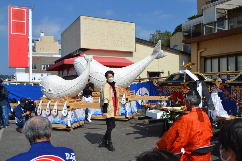 秋空に親子鯨、再び 復活の「呼子くんち」が見物客を魅了 佐賀 | 毎日新聞