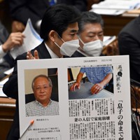 衆院予算委員会で質問をする立憲民主党の山井和則氏＝国会内で2022年10月17日午後3時10分、竹内幹撮影