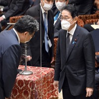 衆院予算委員会前に自民党の萩生田光一政調会長（左）と言葉を交わす岸田文雄首相＝国会内で2022年10月17日午前8時50分、竹内幹撮影